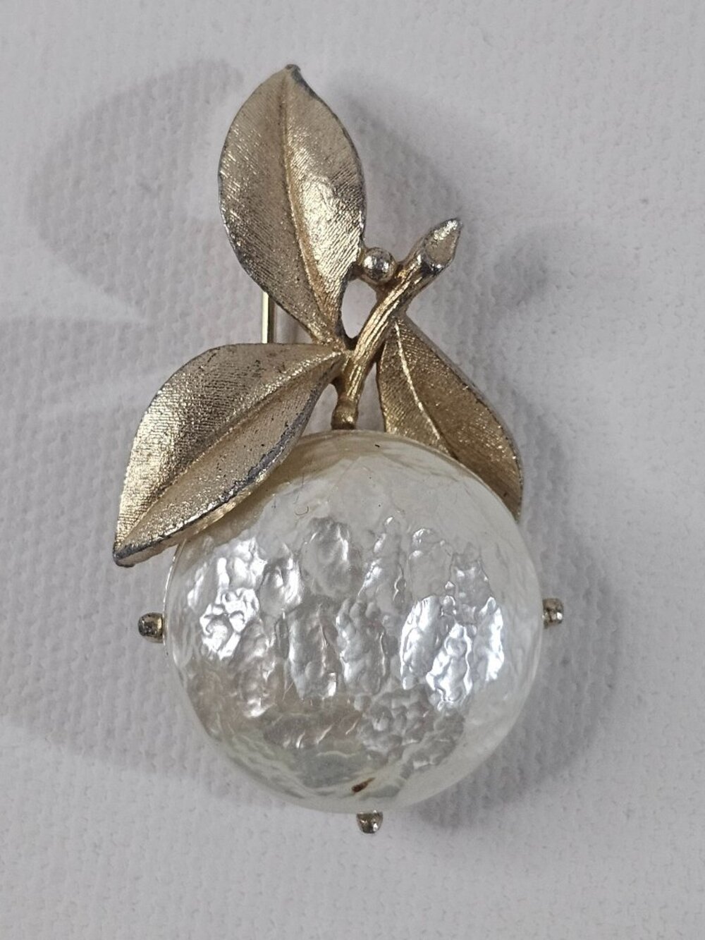 Sarah Coventry Bloom Brooch Gold Tone Textured Baroque Faux Pearl Jewelry Pin